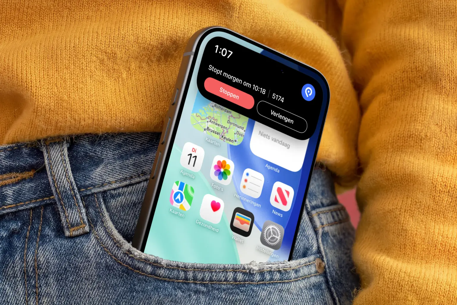 iPhone in een broekzak met op het vergrendelscherm de lopende parkeeractie van SimplePark en de knoppen Stoppen en Verlengen