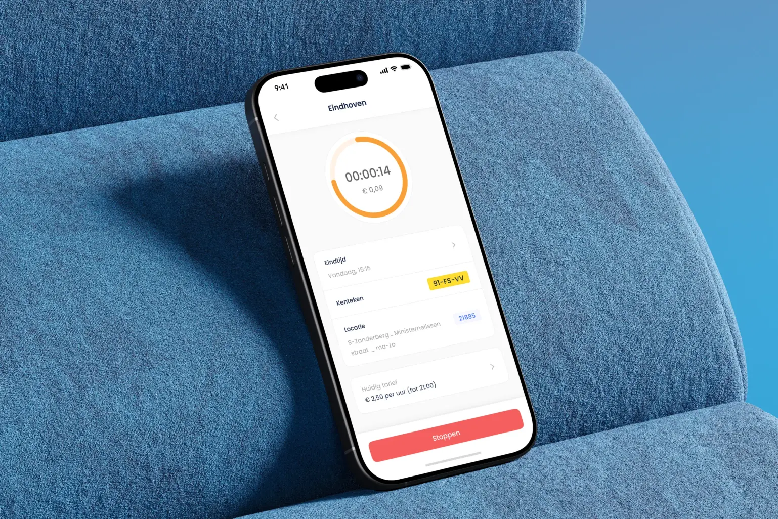 iPhone op een blauwe bank met een lopende parkeeractie in de SimplePark-app: teller, eindtijd, kenteken en de knop Stoppen